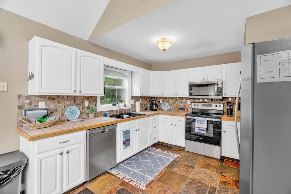 Fully Stocked Kitchen!