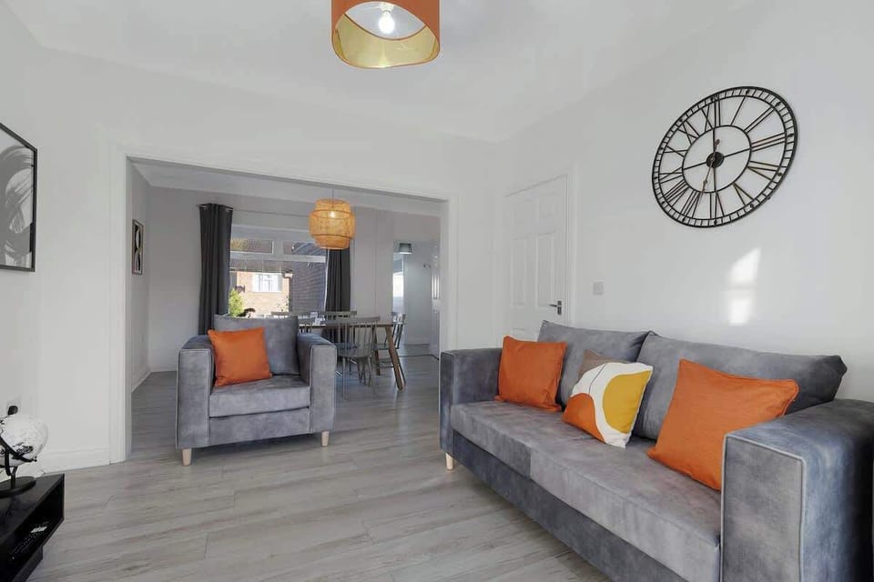 Spacious living room equipped with a SMART TV with Netflix and plenty of space to sit down and relax. 