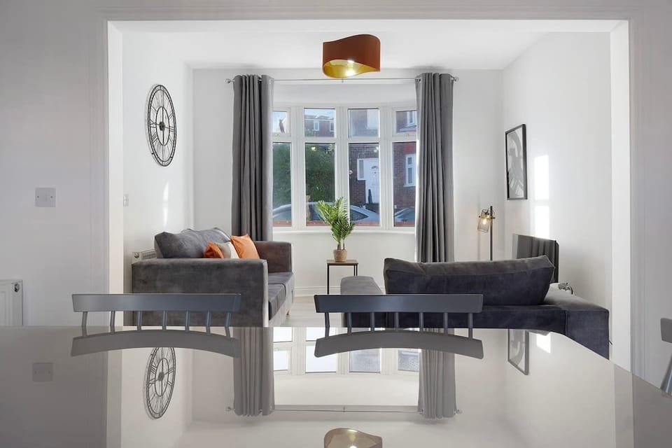 Spacious living room equipped with a SMART TV with Netflix and plenty of space to sit down and relax. 