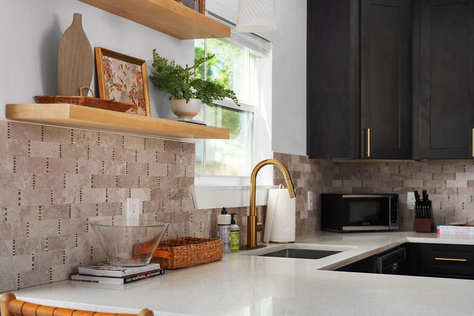 Wake up to fresh coffee in this beautifully designed space. ☕🌞