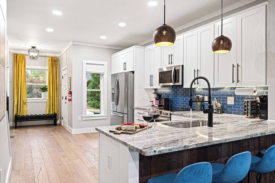 This modern kitchen has everything you need for preparing meals, with plenty of space and stylish finishes.
