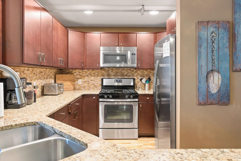 Fully stocked kitchen. Coffee and creamer provided. 
