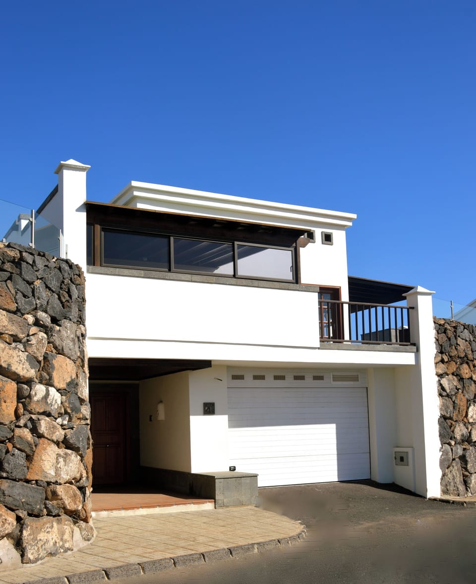 front of Villa Aroca