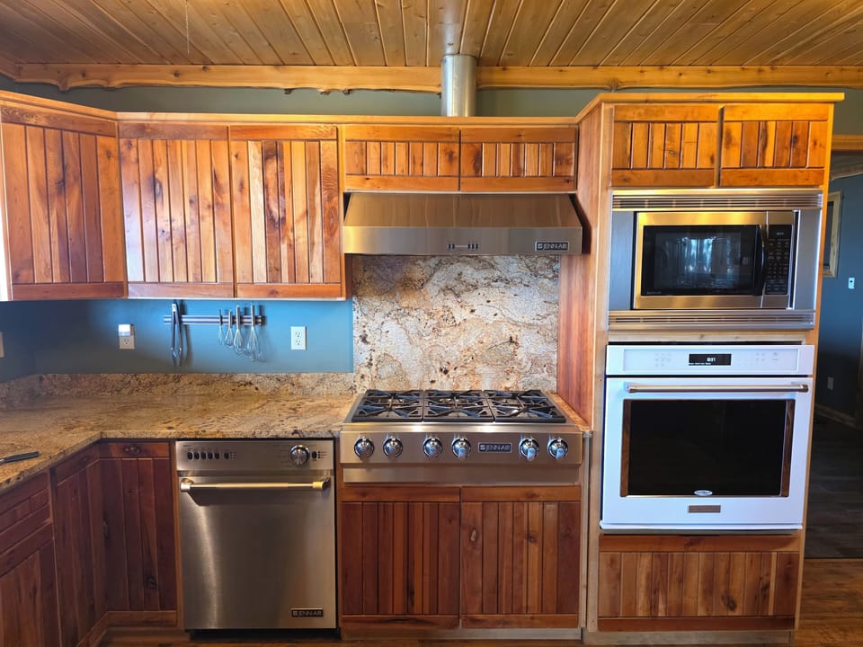 Gourmet kitchen with 6 burner stove