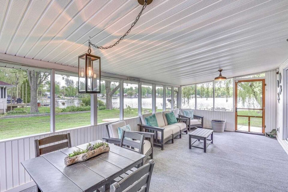 Screened in porch