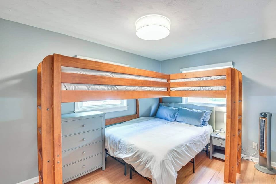 3rd bedroom, Twin XL lofted beds over Queen sized bed