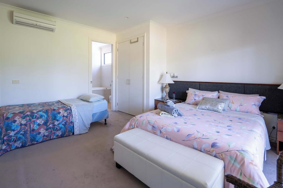 1 queen bed + 1 single bed