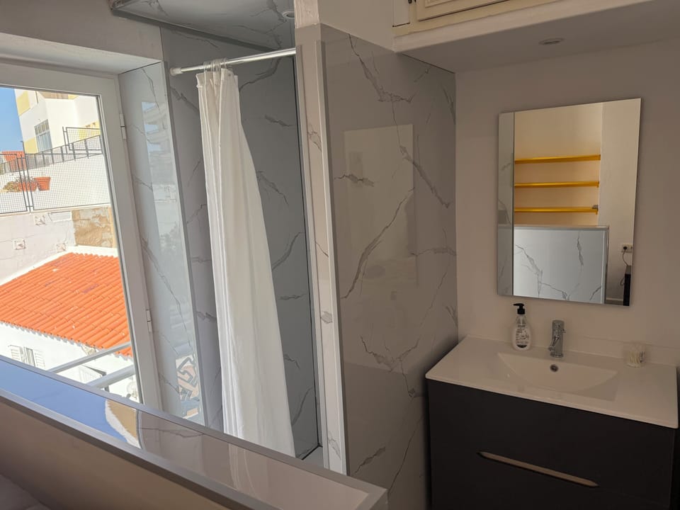 Sunny kids room shower