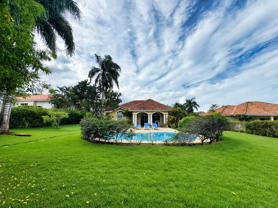Large garden with pool and Oceanview