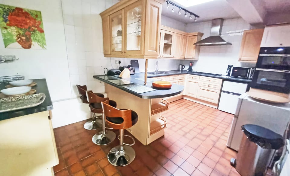 Large Kitchen with breakfast bar - fully equipped