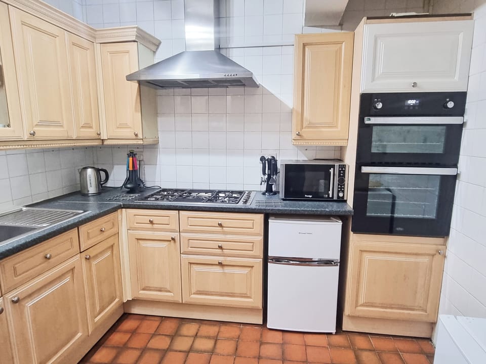 Large Kitchen with breakfast bar - fully equipped