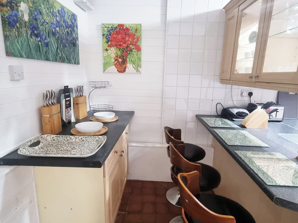 Large Kitchen with breakfast bar - fully equipped