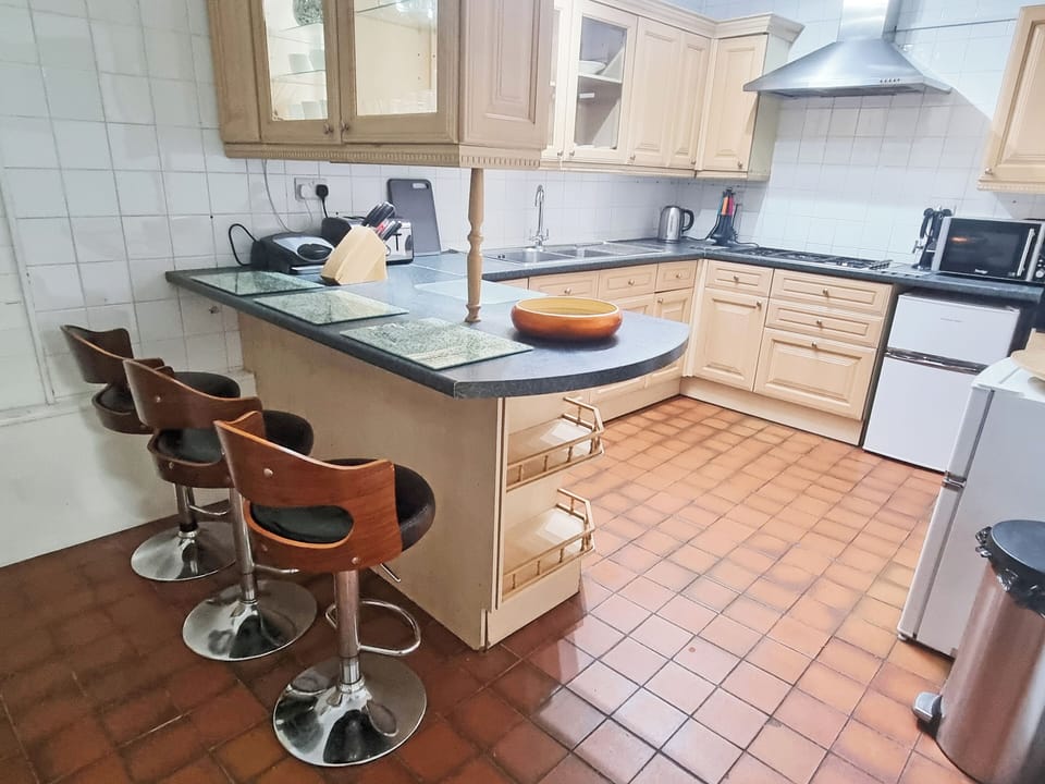 Large Kitchen with breakfast bar - fully equipped