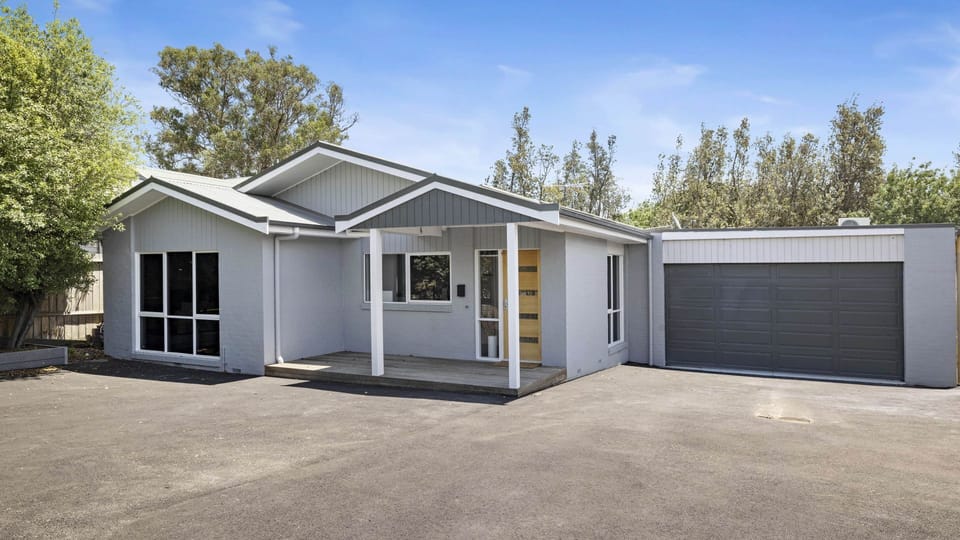 Large driveway with electric gate 