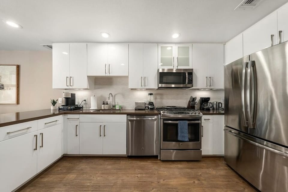 Full gourmet kitchen to prepare your favorite meals while traveling.
