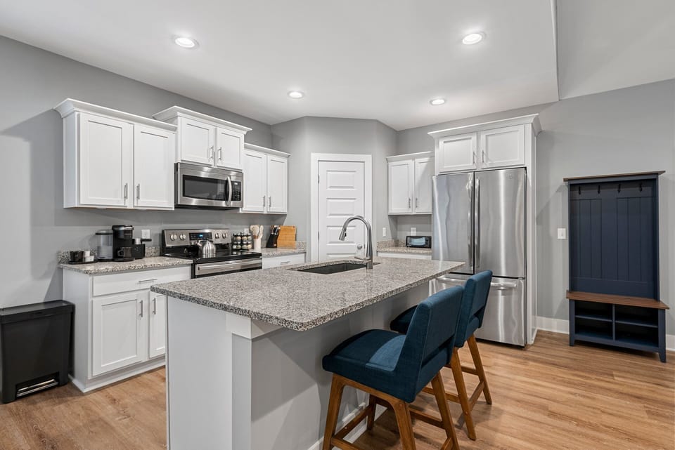 Brand New Kitchen w/ Stainless Steel Appliances & Granite Countertops 