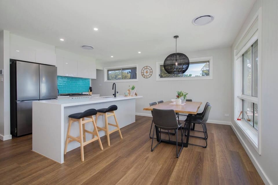 Take things slow at the breakfast bar or come together for a shared meal around the dining table.
