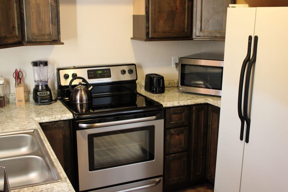 Electric stove and oven, kettle, blender, toaster, everything you need.