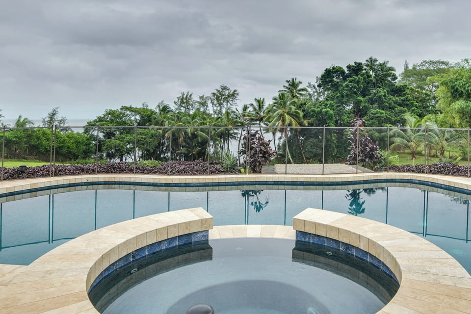 Shared Pool & Hot Tub | Ocean Views | 3 Mi to Honoli'i Beach Park