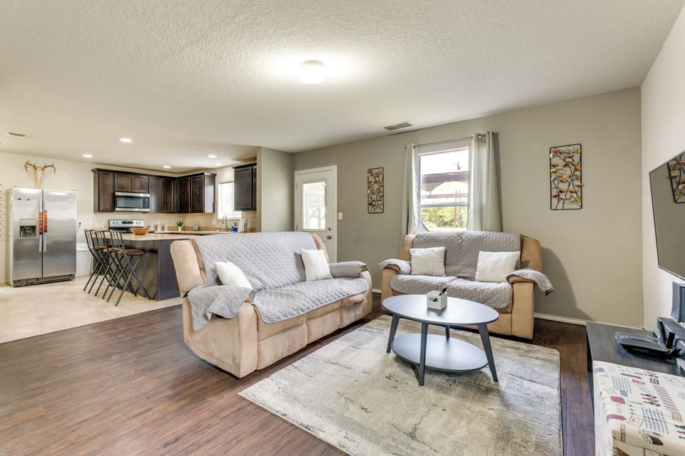 Living Room | Free WiFi | Smart TV | 1st Floor