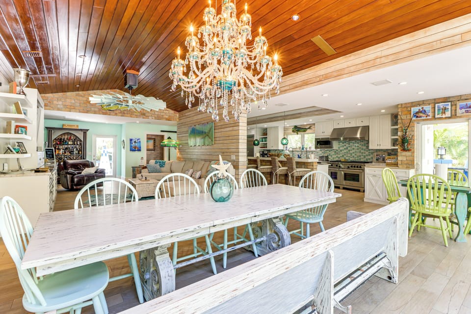 Dining Area | Dishware/Flatware Provided | 1st Floor