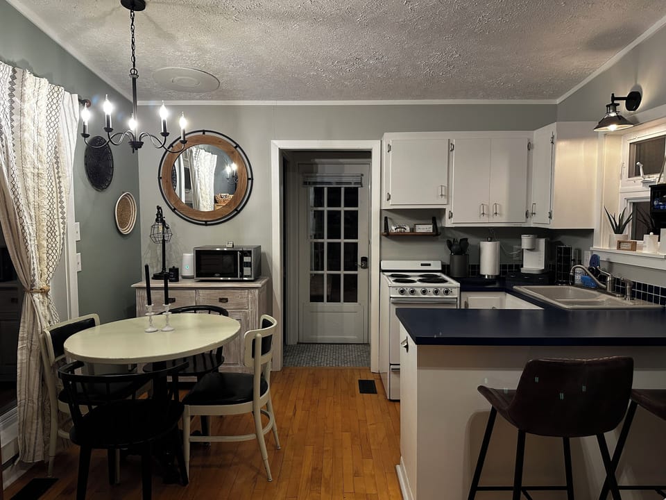Beautiful full kitchen and dining room!