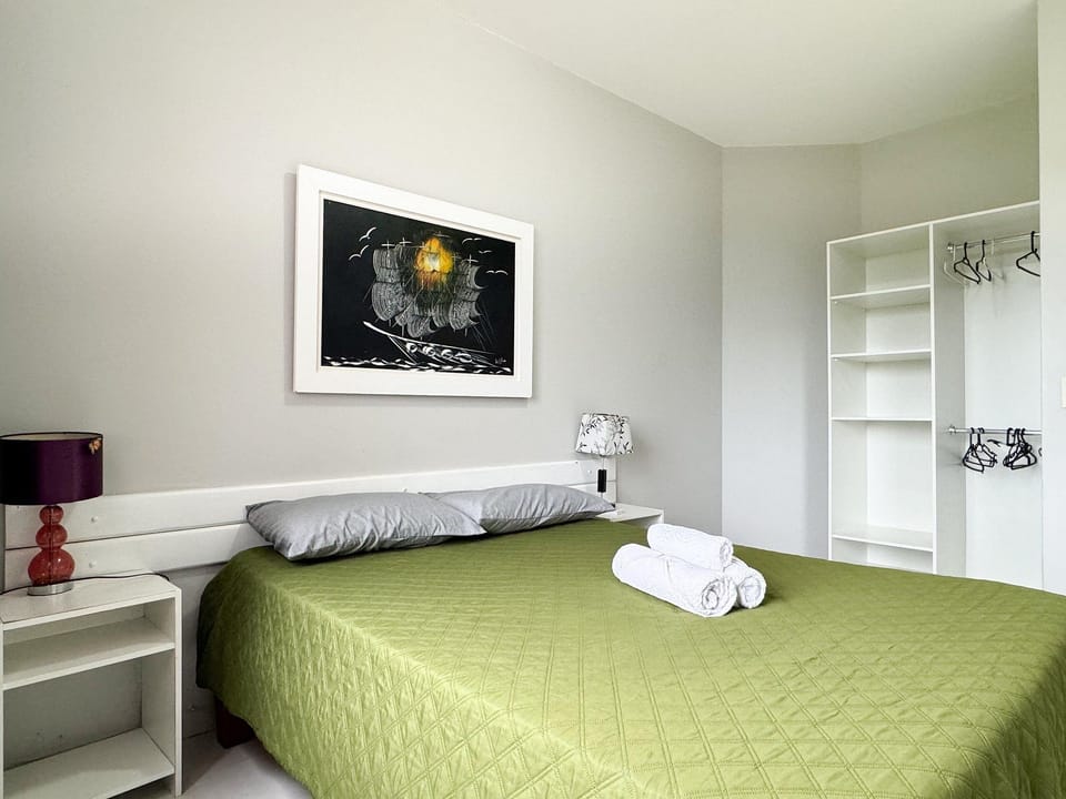 Photo of the whole room,Bedroom