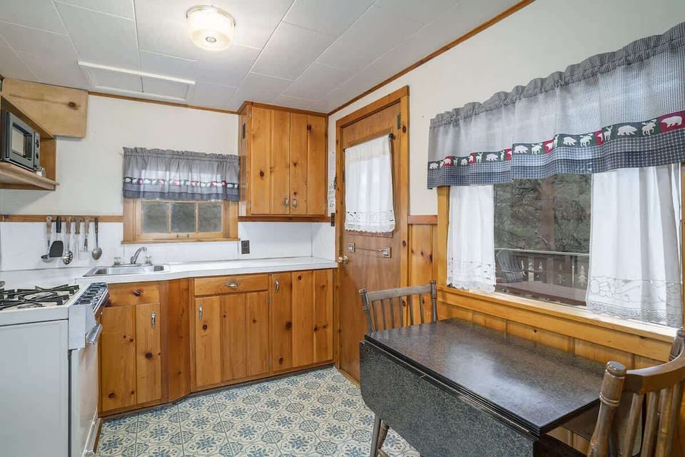 Kitchen equipped with all you need for meals and a table for two to enjoy your food.