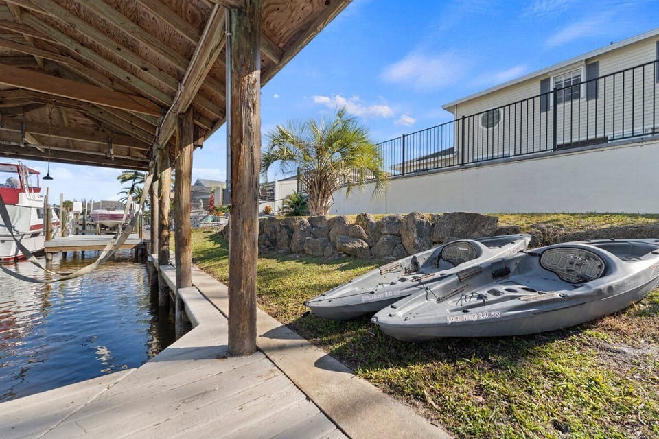 Launch directly into the nearby waterway and explore with complimentary kayaks.