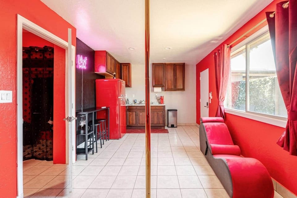Fully equipped kitchen and dining area