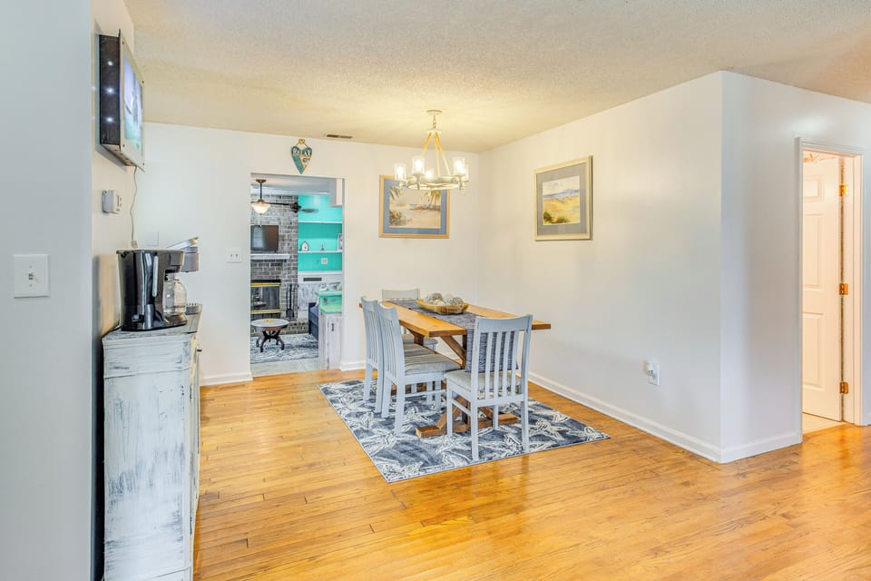 Dining Area | Dishware/Flatware Provided | Coffee Bar