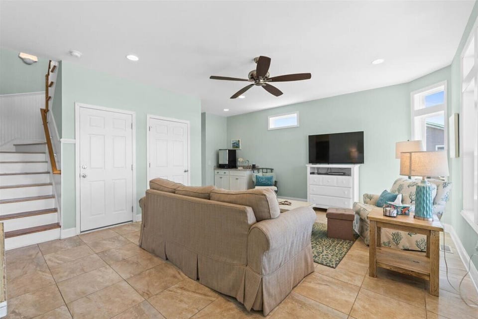 Den- 1st Floor W/Pull out Queen Sofa