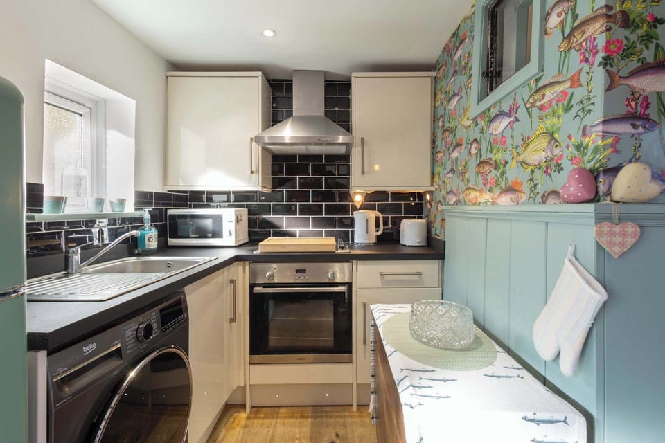 Candyfloss Cottage, Whitby - Host & Stay