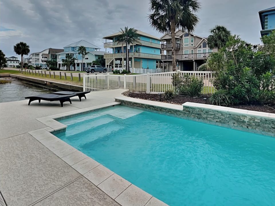 Welcome to Rosé By The Bay