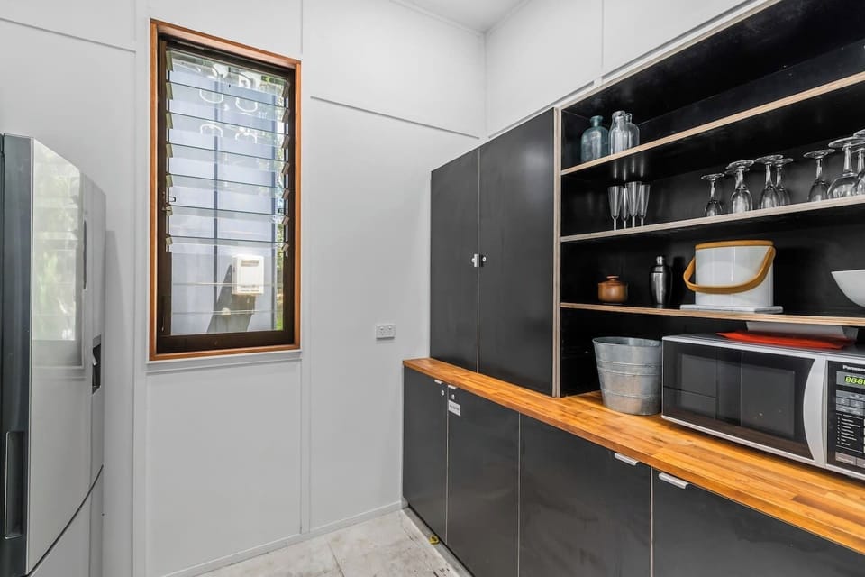 A butler’s pantry offers ample space to store your food supplies and other essentials during your stay.
