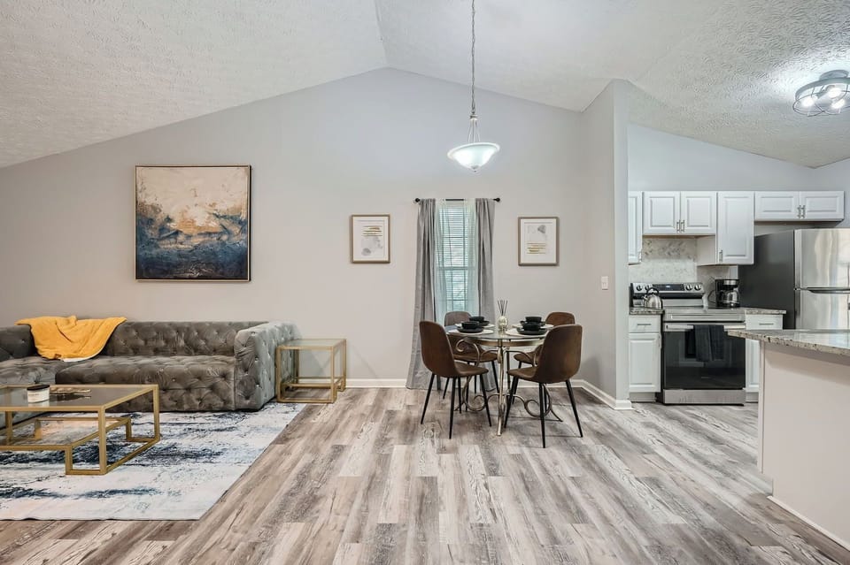 A seamless flow from living room to dining area to kitchen!






