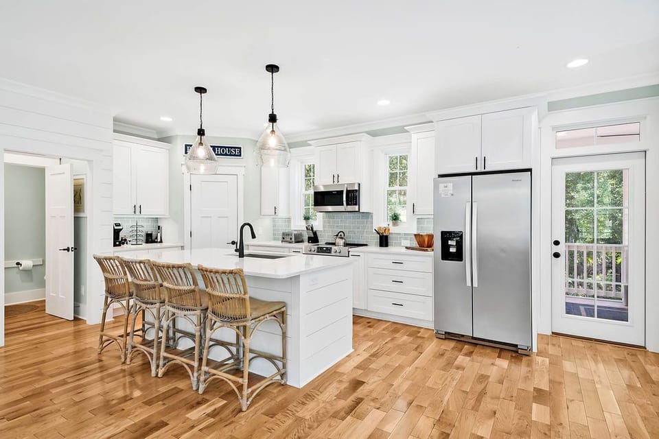 BEAUTIFUL GOURMET KITCHEN