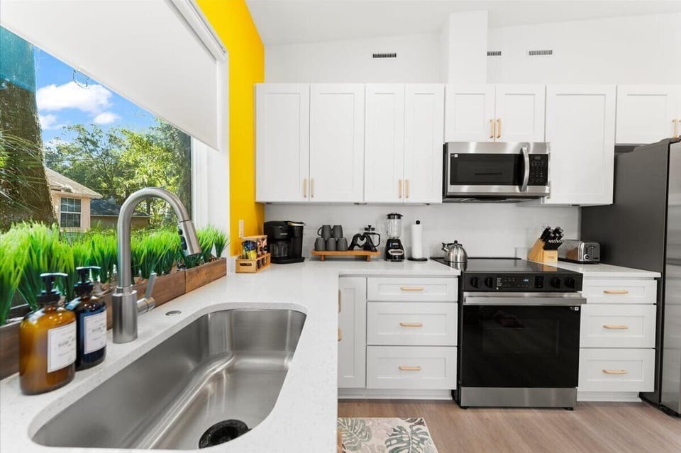 Fully Equipped Kitchen: Cook with ease in this modern kitchen, complete with all the essentials you need—everything from cookware to appliances, designed to make meal prep a breeze.