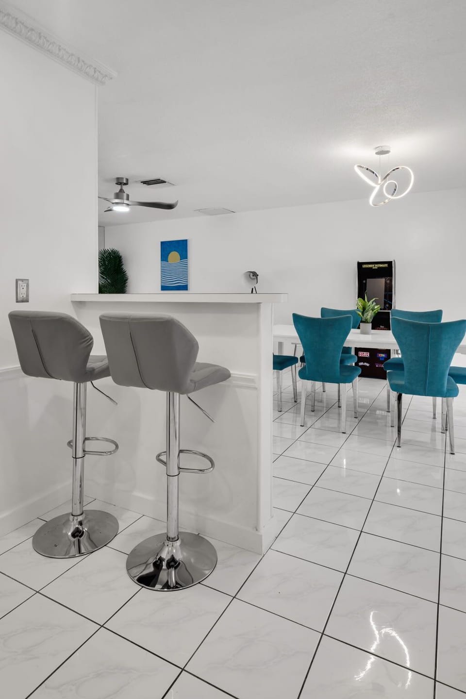 Bright, modern, and perfect for casual dining 🍽️ This South Florida vacation rental features a sleek breakfast bar, vibrant seating, and open layout—ideal for families, groups, or long-term stays. Book your sunny escape today!