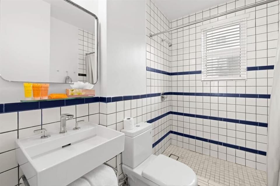Miami Miami Beach Junior King Studio Bathroom