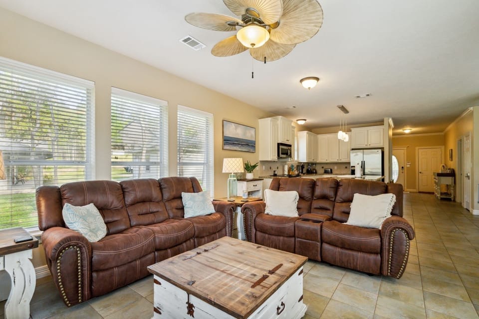 Home Decor, Furniture, Indoors, Living Room, Room