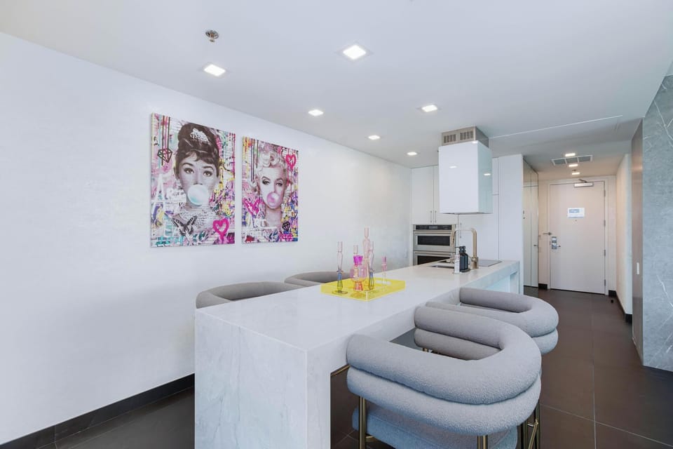 Full Kitchen / 4 Seating chairs
