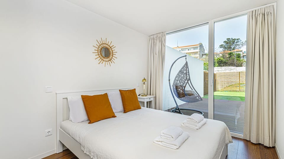 Spotless bathroom with modern fixtures and sleek finishes. Fresh towels and toiletries are provided for a hassle-free stay. #Bedroom #LovelyStay