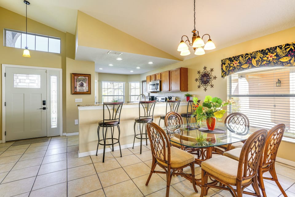 Dining Area | Dishware & Flatware Provided