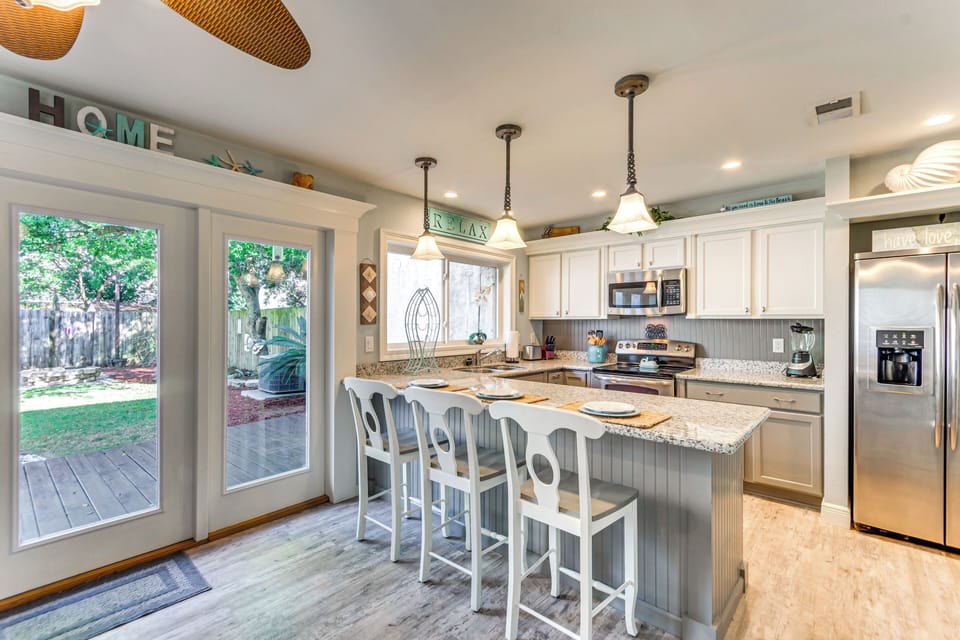 Breakfast Bar | Dishware & Flatware Provided