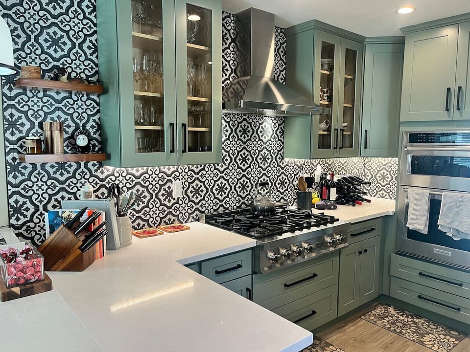 Lovely kitchen with everything you could ask for! Proper glassware and more...
