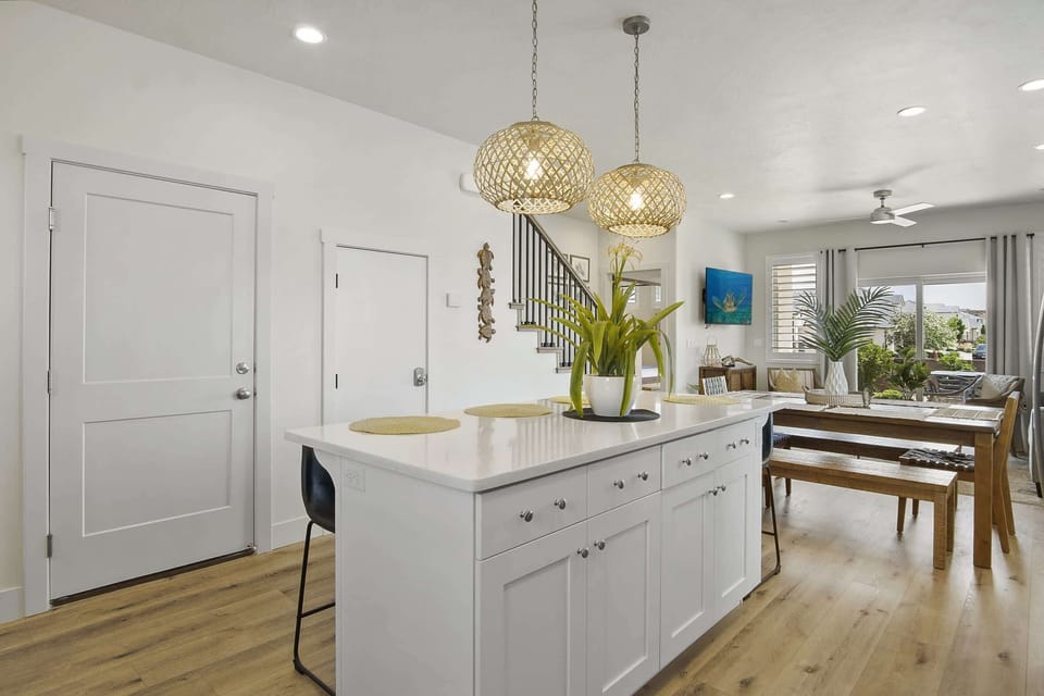 Kitchen bar counter with seating for 4