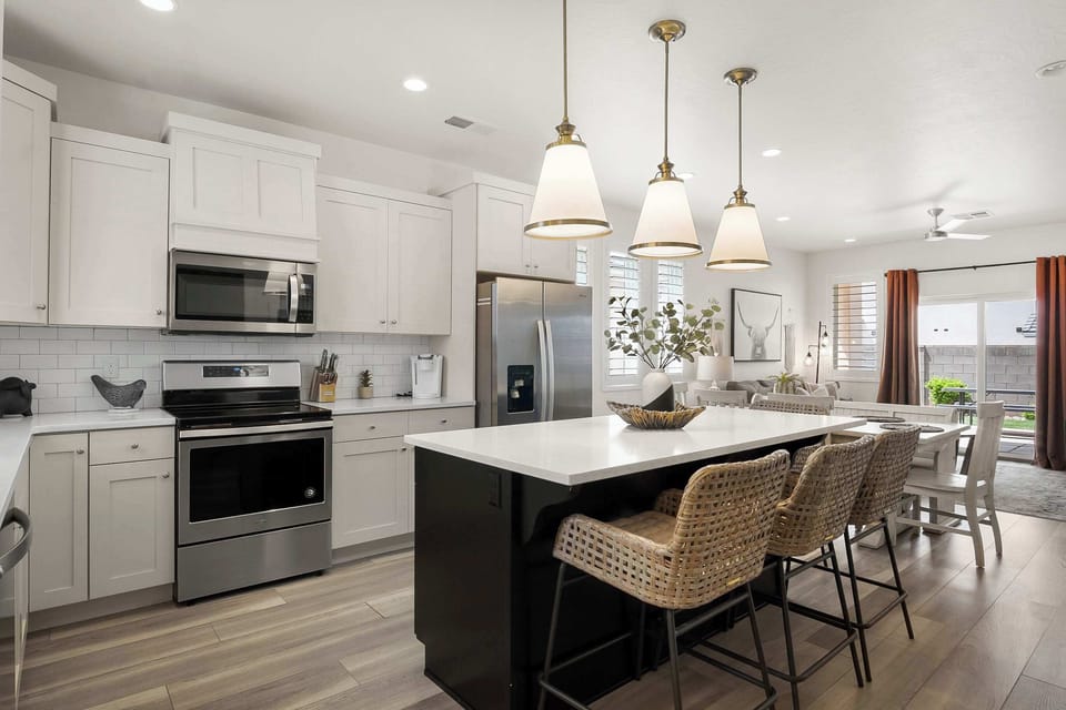 Kitchen bar counter with seating for 4