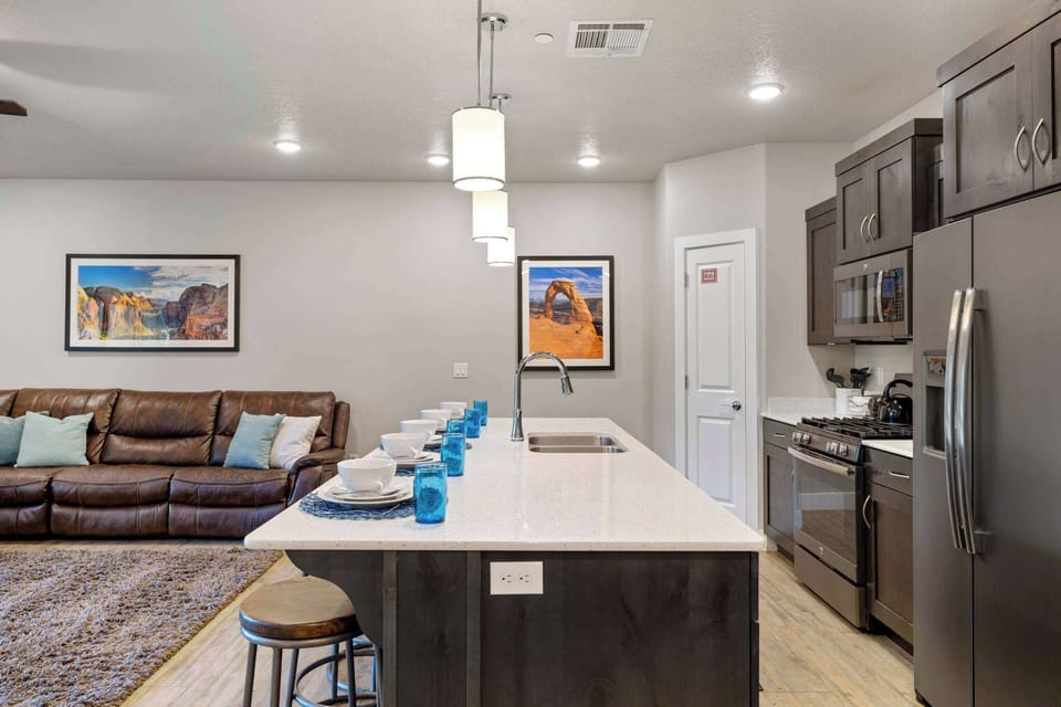 Kitchen bar counter with seating for 5