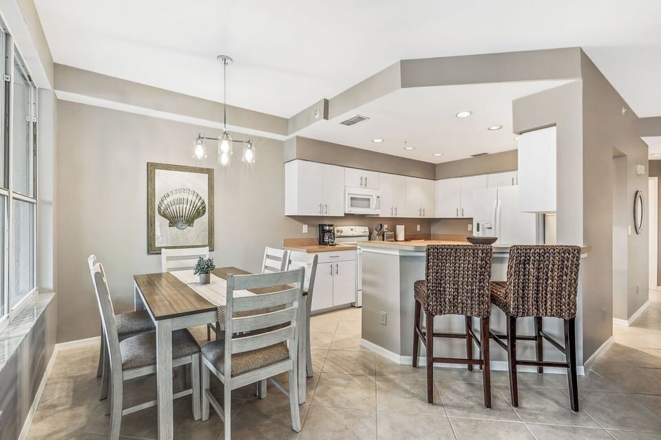 Kitchen & Dining Area